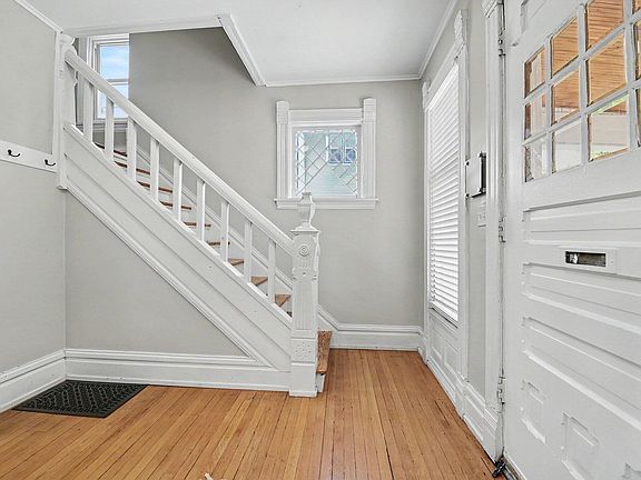 3rd image of 327 Henry Ave SE
