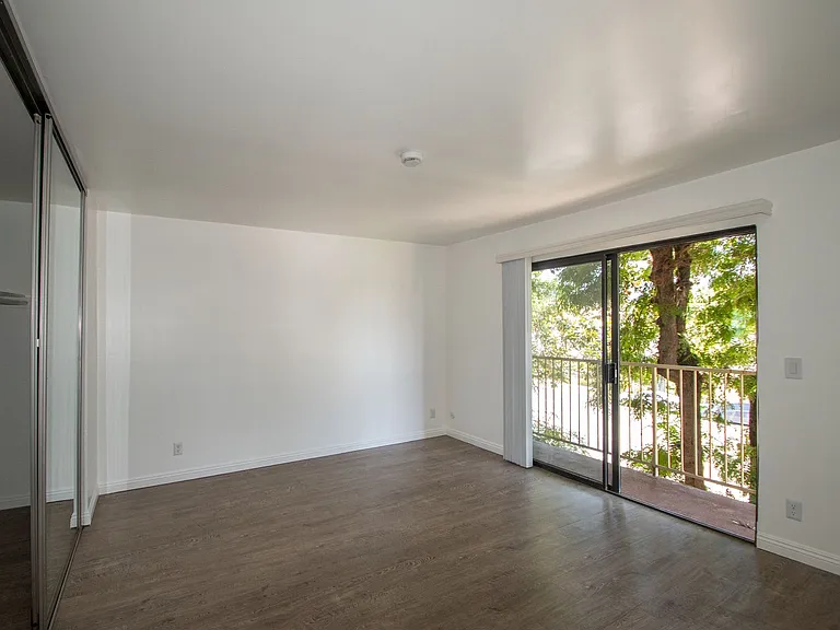 15128-44 Burbank Blvd — Photo 38