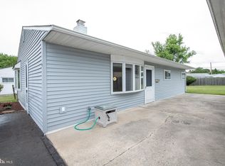 9 Swan Ln, Levittown, PA 19055