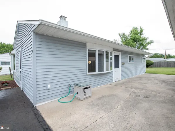 9 Swan Ln, Levittown, PA 19055