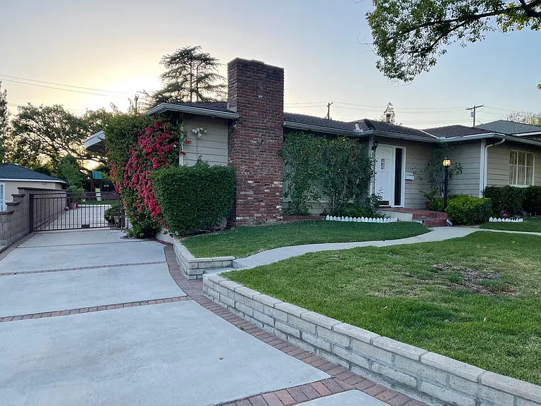 1085 Riviera Dr — Photo 14
