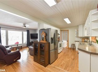 2 Wallis St, Oro Medonte, ON L3V8N9
