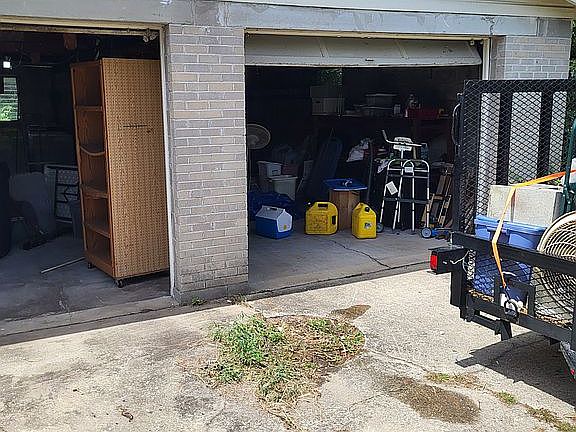 Door on R has opener