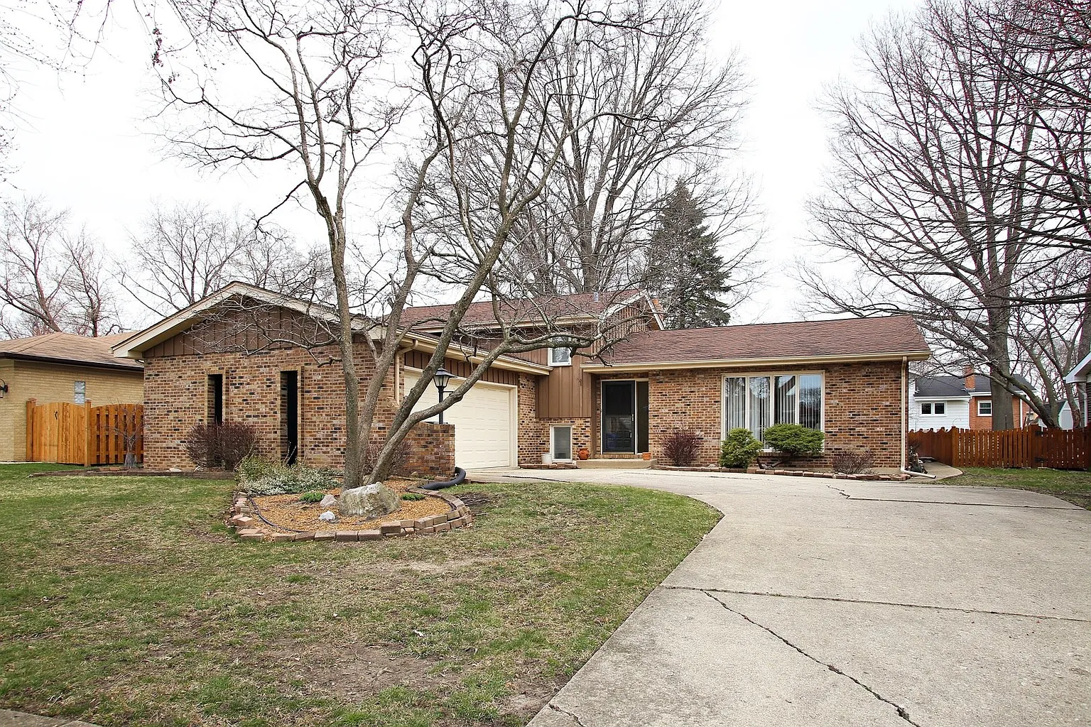 1204 W Glenn Ln photo 1
