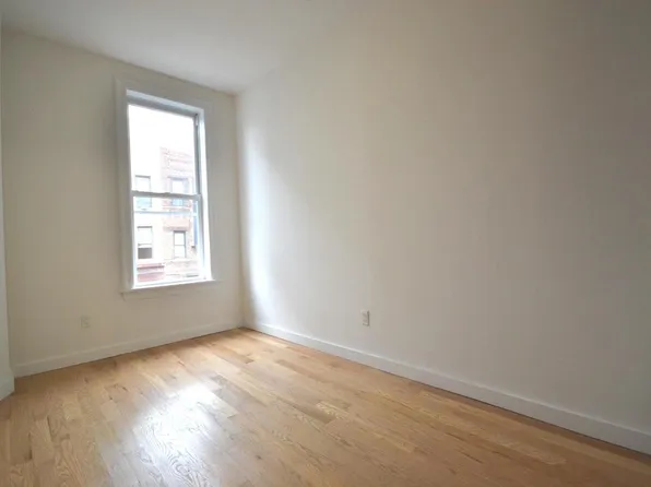 592 Manhattan Avenue image 3 of 5