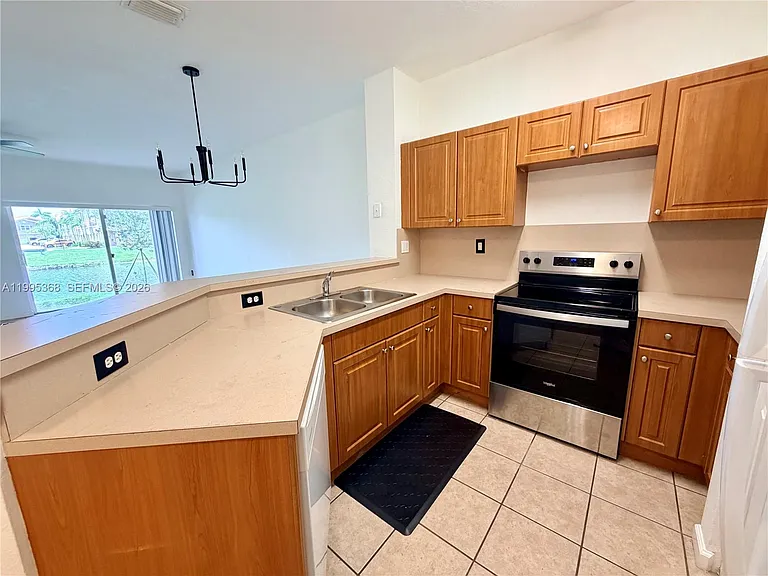 5747 Isles Cir #5747 — Photo 5