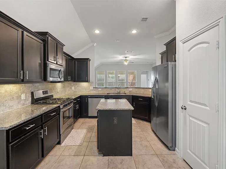 636 Maple Point Dr E — Photo 6