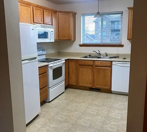 3rd image of 135 E Jefferson St