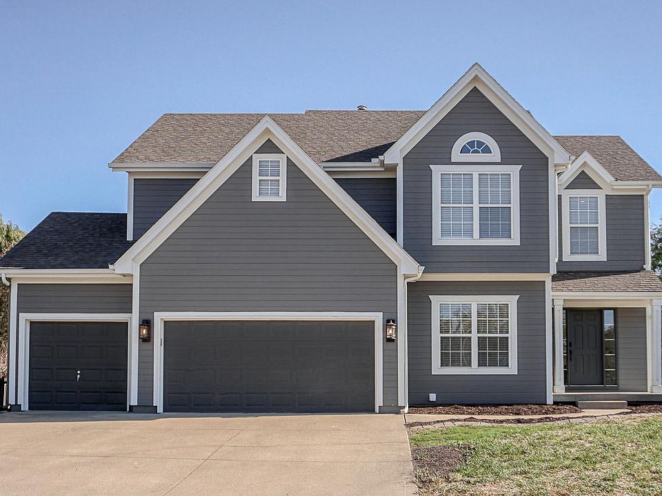 Front of home w/ 3 car garage.
