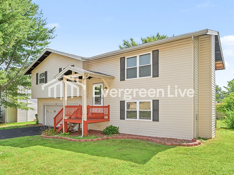 63 Oakridge West Dr — Photo 2