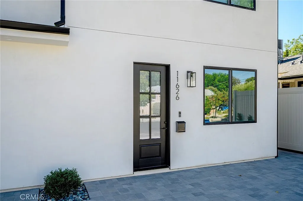 2 bed, 2.5 bath, 1160 sqft, $3,750 — Photo 2