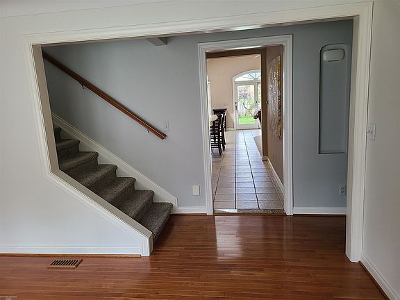 3rd image of 38031 Townhall St