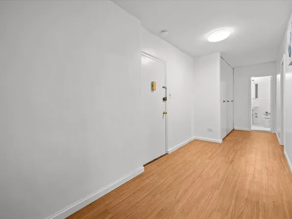 629 Kappock Street image 3 of 12