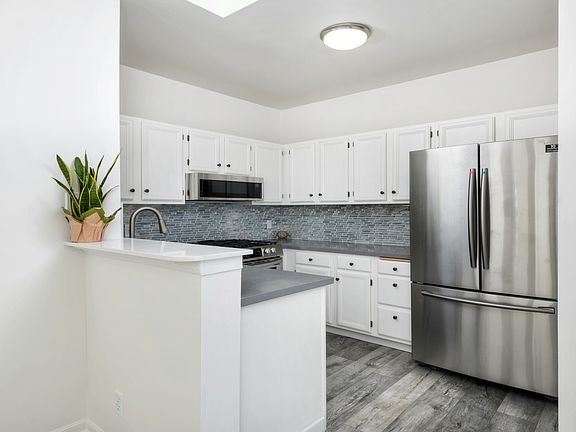 4th image of 1921 Jefferson St APT 302