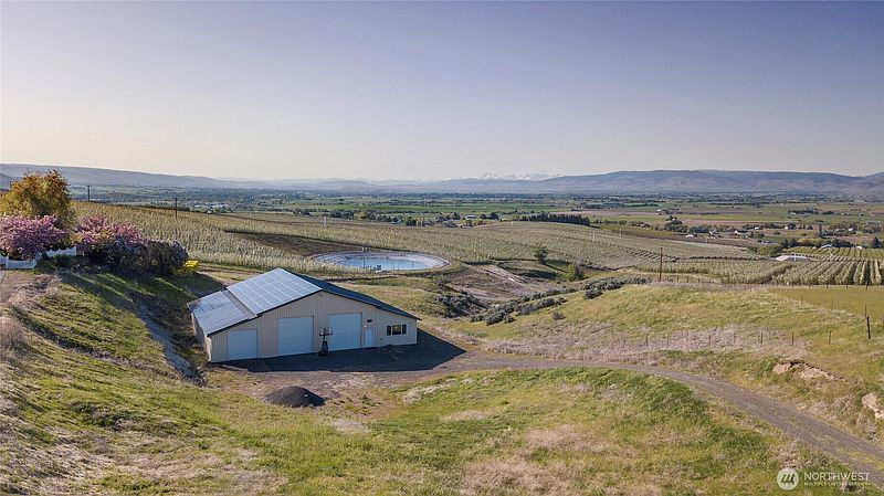 3rd image of 1677 Dodge Road