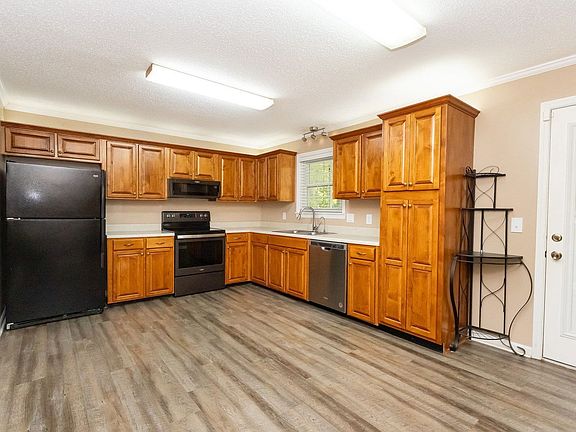 5th image of 8260 Oxford Dr