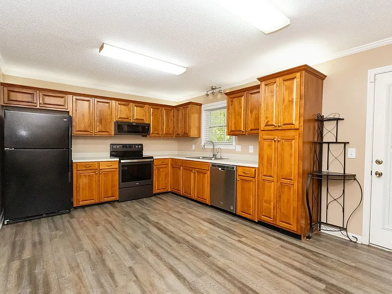 8260 Oxford Dr — Photo 5