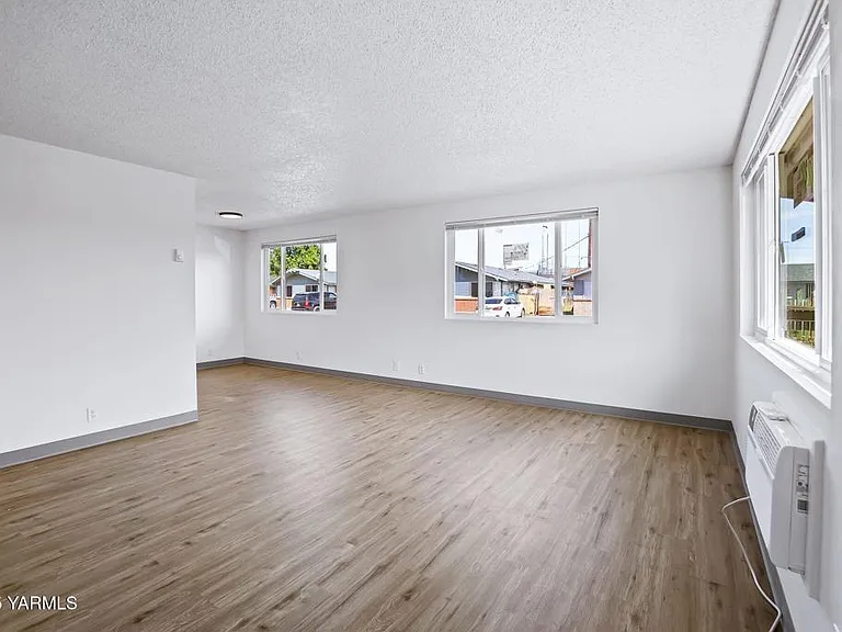 906 S 42nd Ave #D — Photo 3