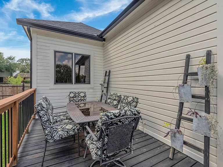517 Burleson St — Photo 21