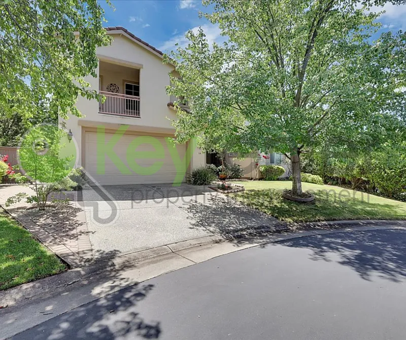 3 bed, 2.5 bath, 3800 sqft, $3,650 — Photo 2
