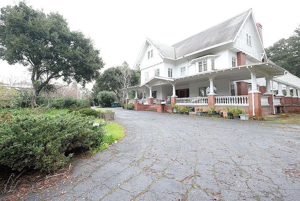 1st image of 10 Maywood Ln