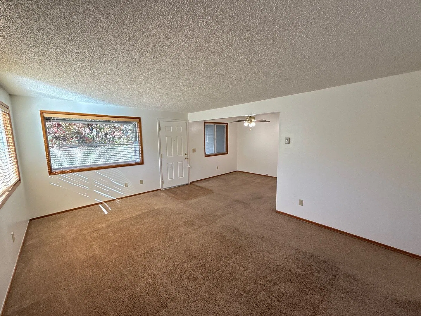 2 bed, 1.0 bath, 880 sqft, $1,695 — Photo 3