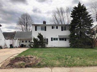 32 Redpoll Ln, Levittown, NY 11756