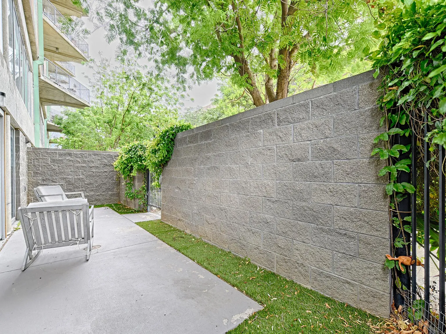 1001 Belleview St — Photo 4