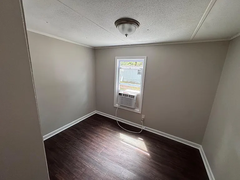 211 W Little Indian Trl NE — Photo 4