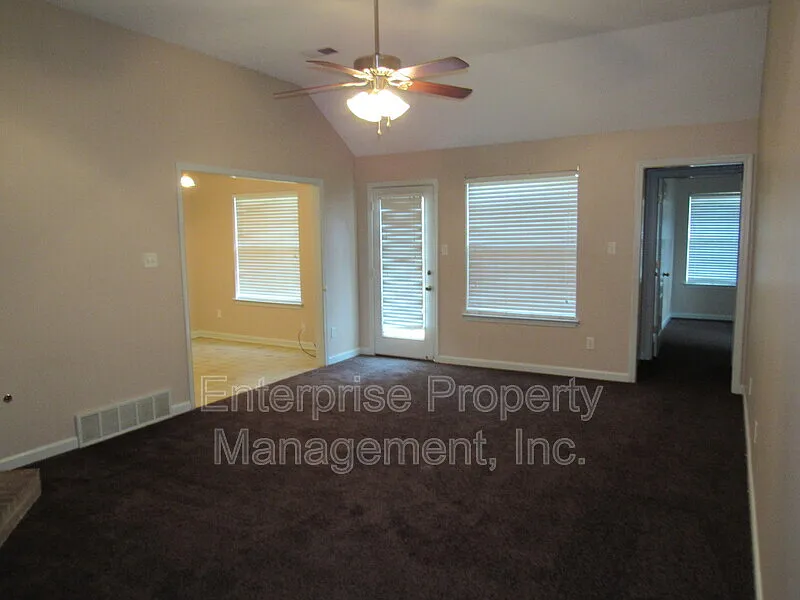 3 bed, 2.0 bath, 1674 sqft, $1,900 — Photo 3