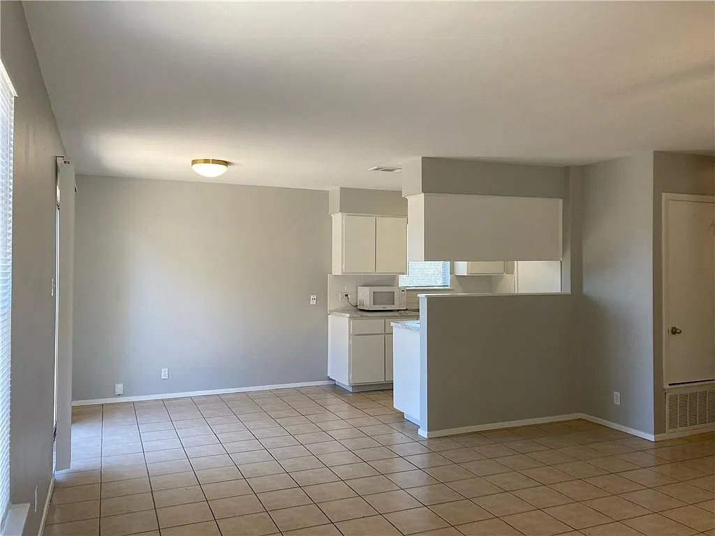 2 bed, 1.0 bath, 1792 sqft, $1,850 — Photo 3