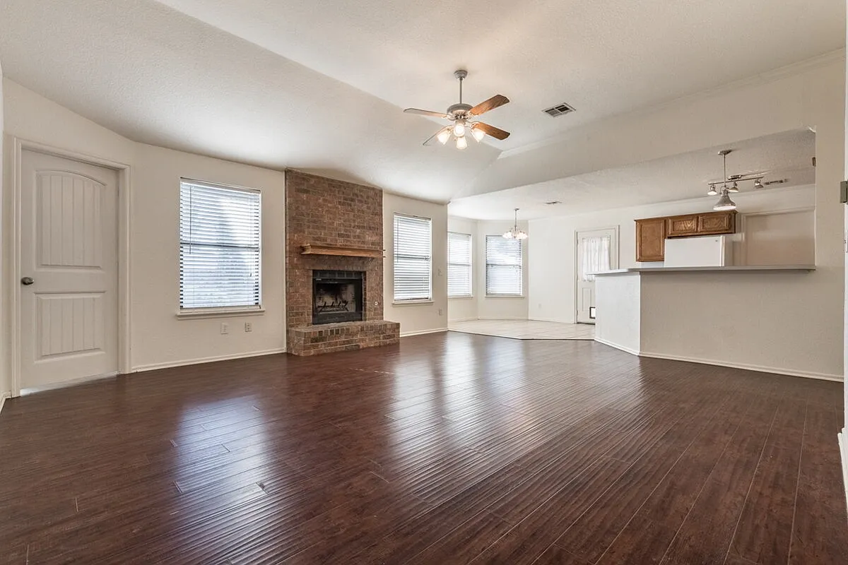 3 bed, 2.0 bath, 1339 sqft, $1,695 — Photo 3