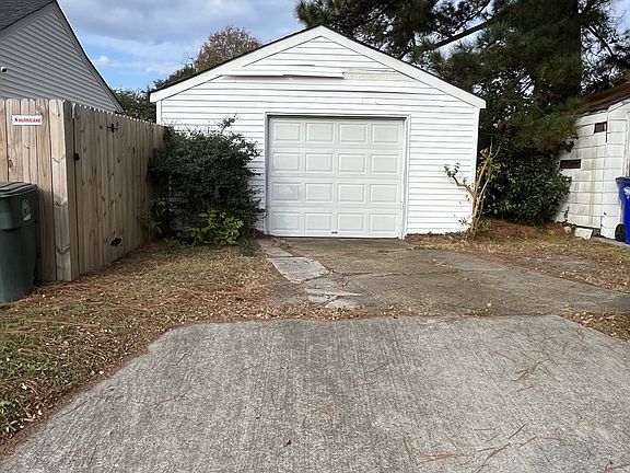 3rd image of 2900 Peronne Ave