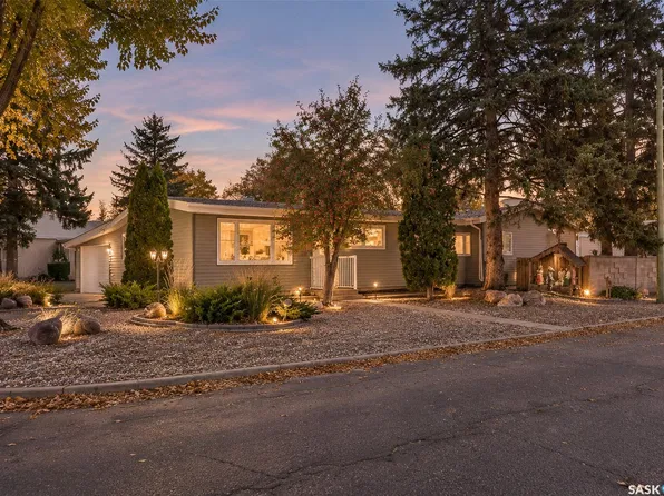1245 Brown Street, Moose Jaw, SK S6H 2Z8