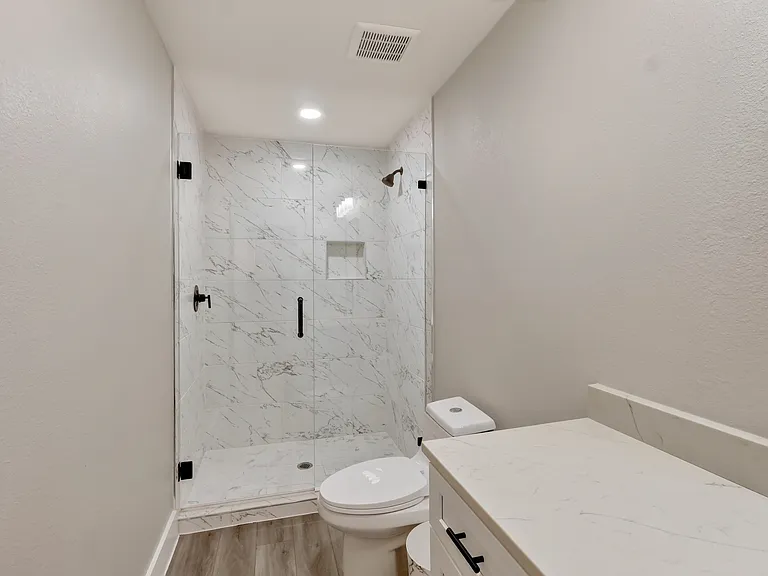 209 W 9th St — Photo 26