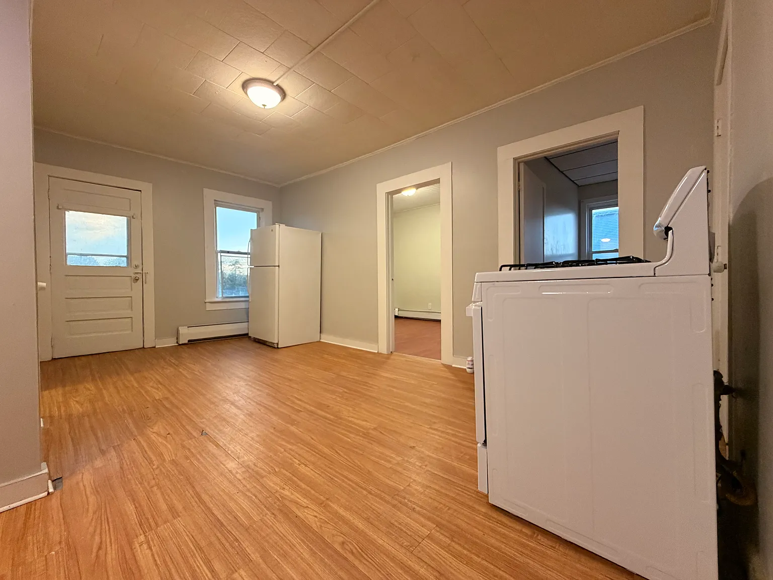 3 bed, 1200 sqft, $2,200 — Photo 2