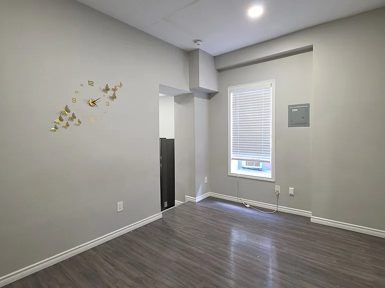 70 Victoria Ave S #3 — Photo 2