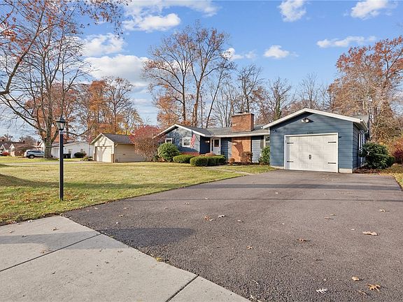 2nd image of 1775 Woodside Dr