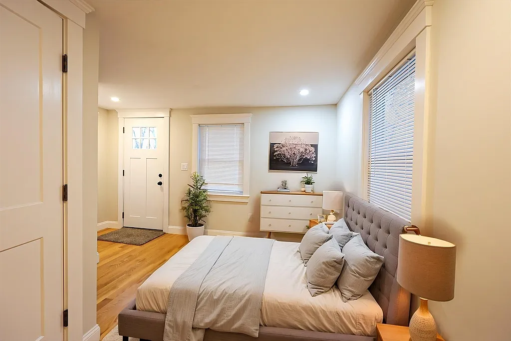 3 bed, 1.0 bath, 728 sqft, $2,950 — Photo 2