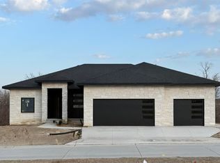 609 Valley Rd, Papillion, NE 68046