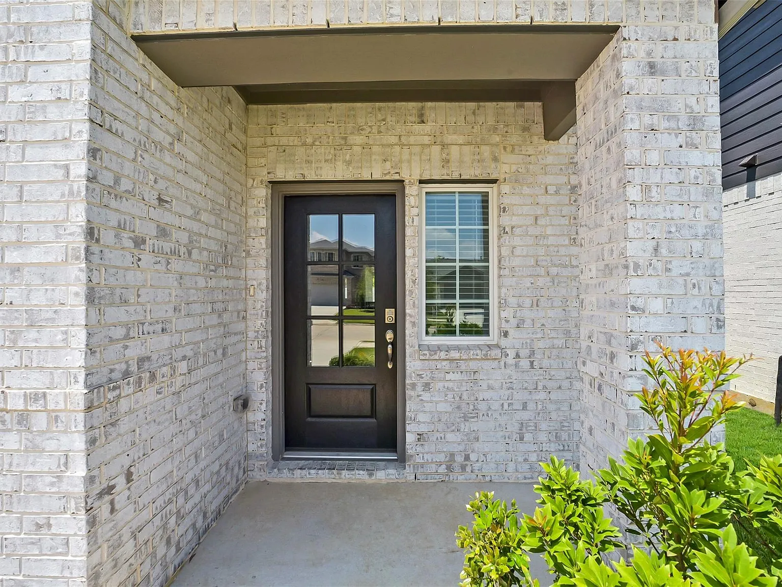 3 bed, 2.5 bath, 1856 sqft, $2,100 — Photo 2