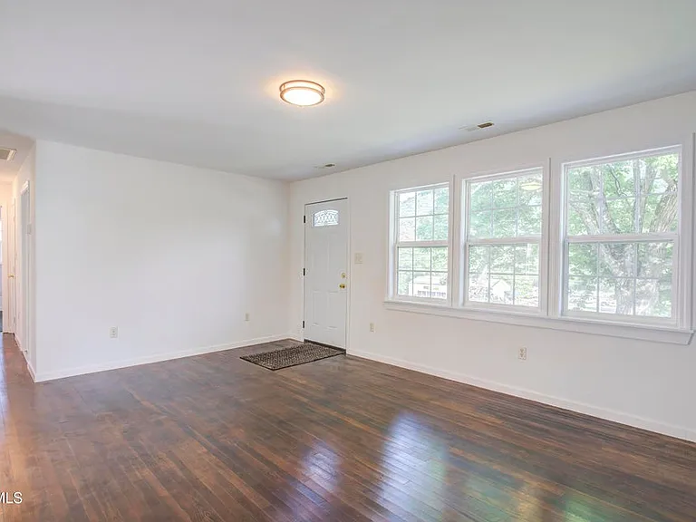 2540 Volunteer Pkwy — Photo 4