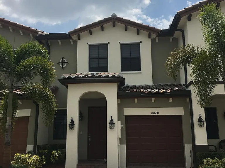 8820 NW 103rd Ave — Photo 1