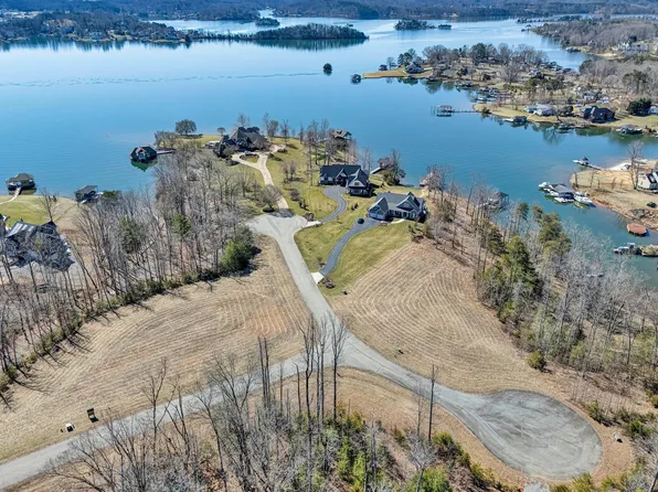 38 Harbour Crossing Dr, Moneta, VA 24121
