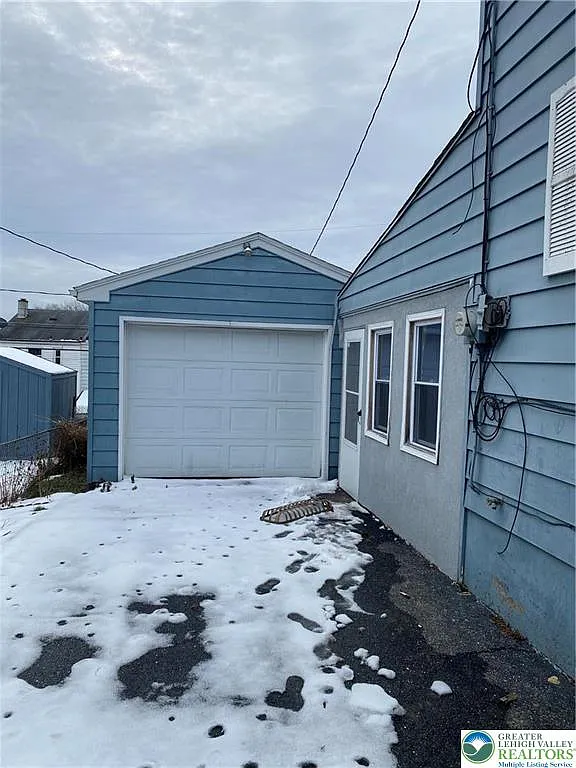 3 bed, 1.0 bath, 1400 sqft, $1,950 — Photo 2