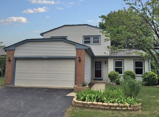 704 Cherry Valley Rd, Vernon Hills, IL 60061