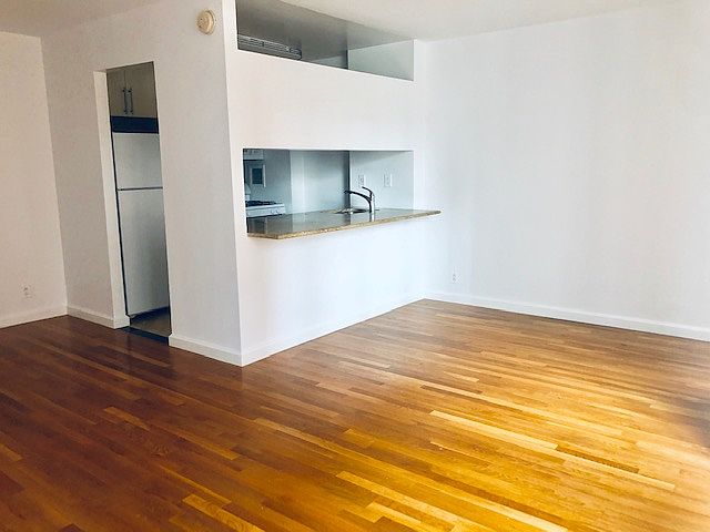 1st image of 1 Irving Pl APT P12i