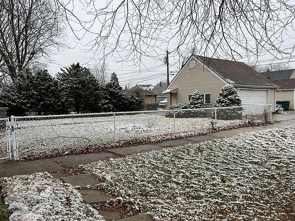 Large fenced yard, detached 2.5 car garage