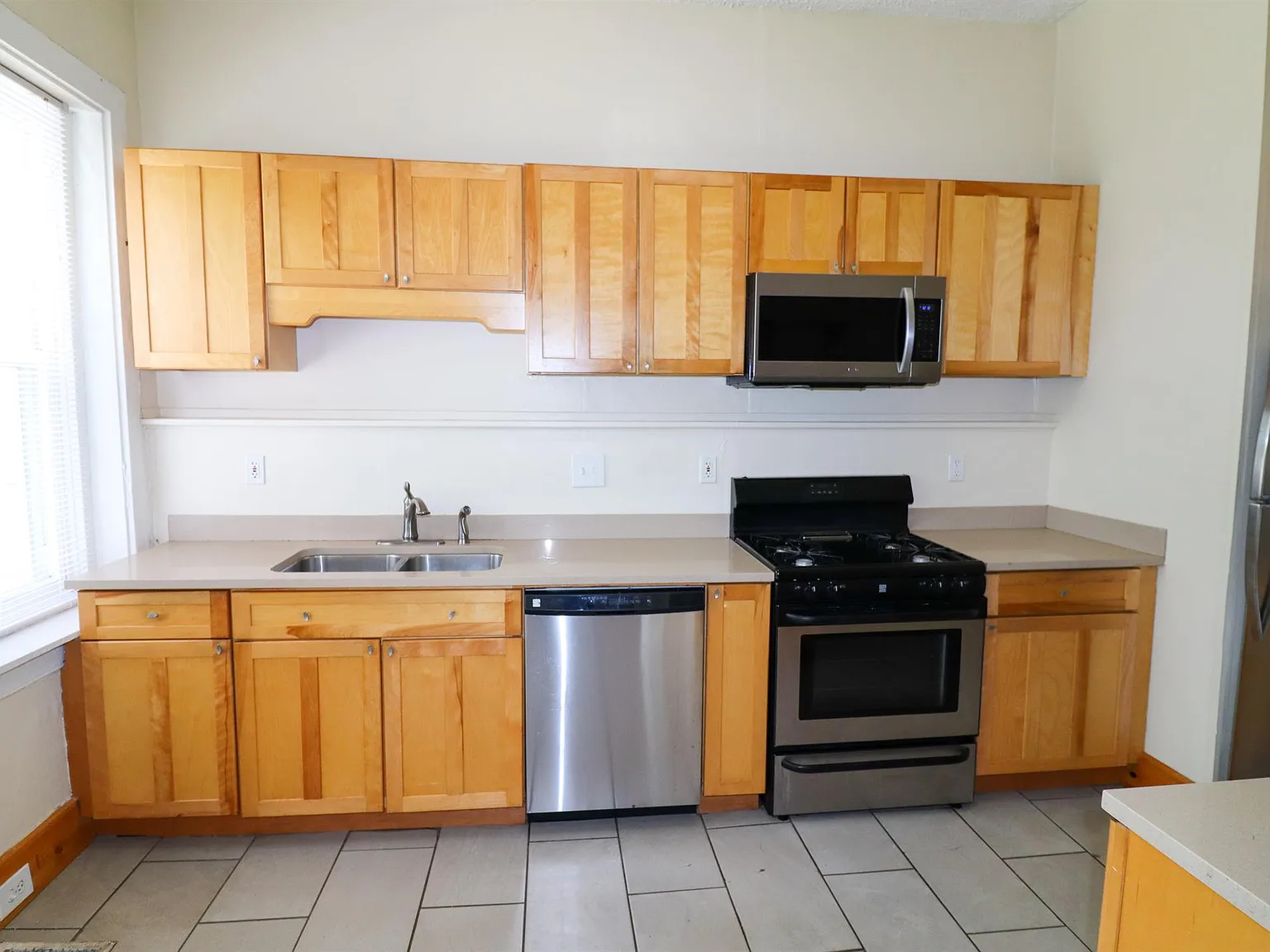 7 bed, 2.5 bath, 2597 sqft, $5,143 — Photo 4