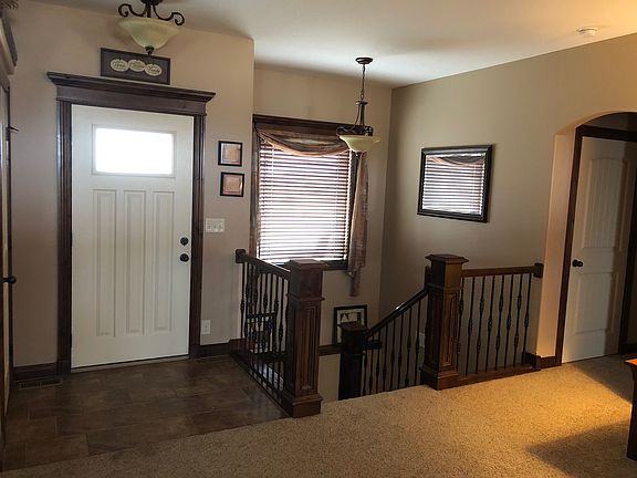 Entry w/u-shaped staircase